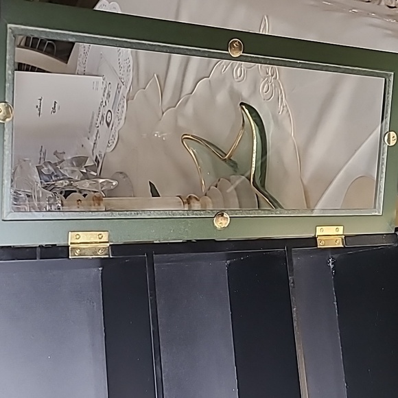 Vintage Curio/Keepsake Table Top/ Display/Storage Cabinet Black & Gold - Picture 15 of 15